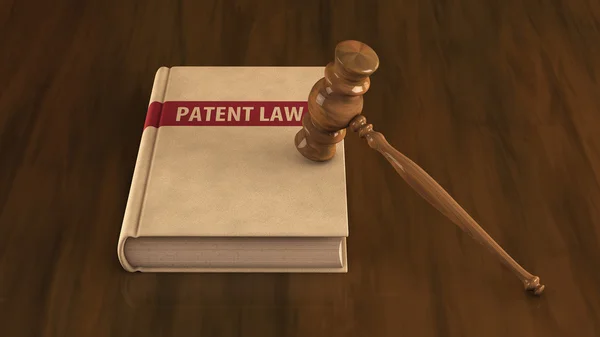 Libro di diritto brevettuale con martelletto su di esso — Foto Stock