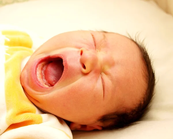 Bebé bostezando — Foto de Stock