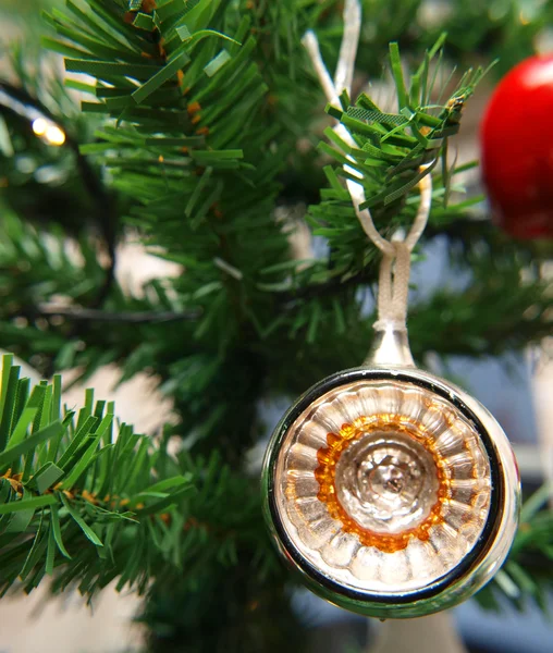 Kugelornament mit Spiegeleffekt — Stockfoto