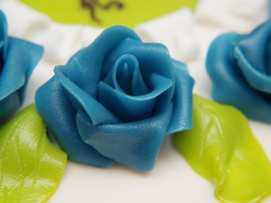 Mavi marzipan güller