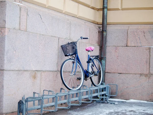 Bici a sinistra sopra un portabici — Foto Stock