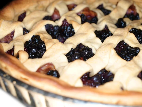 Frischen dunkelblauen Beerenkuchen — Stockfoto