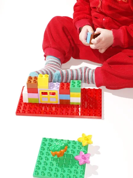Тоддлер играет в строительные игрушки — стоковое фото