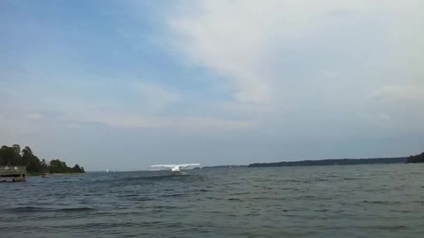 在水面上起飞的飞机 — 图库视频影像