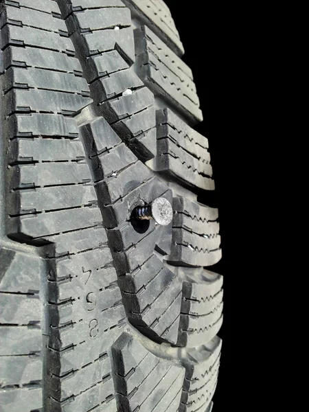 Tornillo en el neumático — Foto de Stock