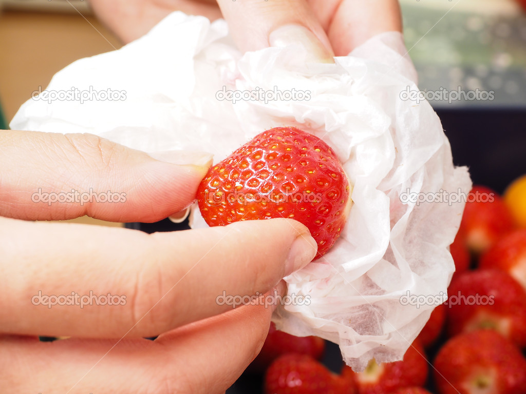 Washing strawberry
