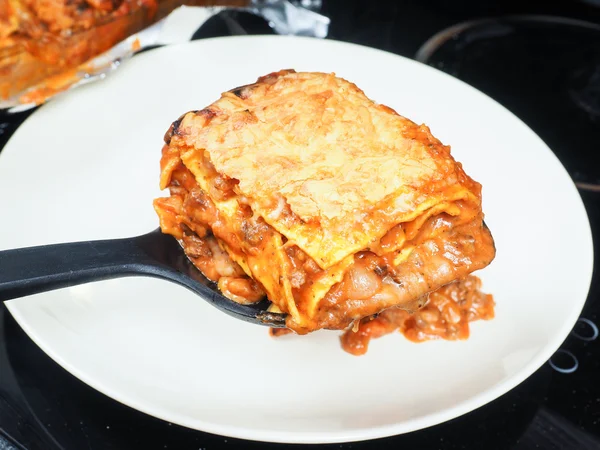 Lasagne auf Teller servieren — Stockfoto