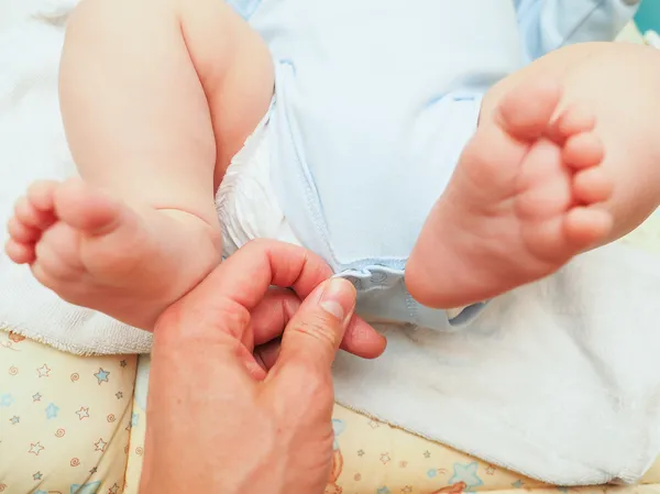 Changement de couche de bébé garçon — Photo