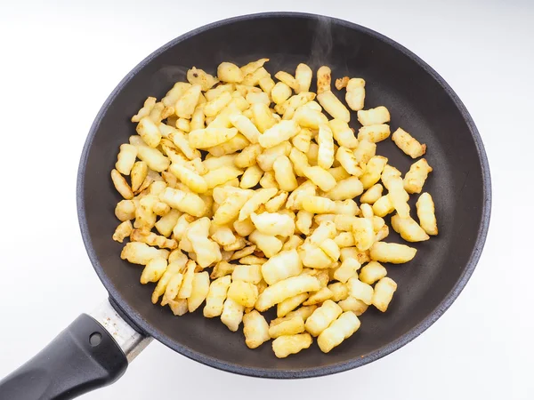 Frituren gehakte aardappelen in een pan fry — Stockfoto