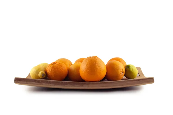 木制隔板桶切割板上的橄榄和柠檬 — 图库照片#