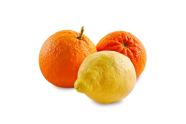 两个橙子和一个柠檬切在一个白色的背景上 — 图库照片#