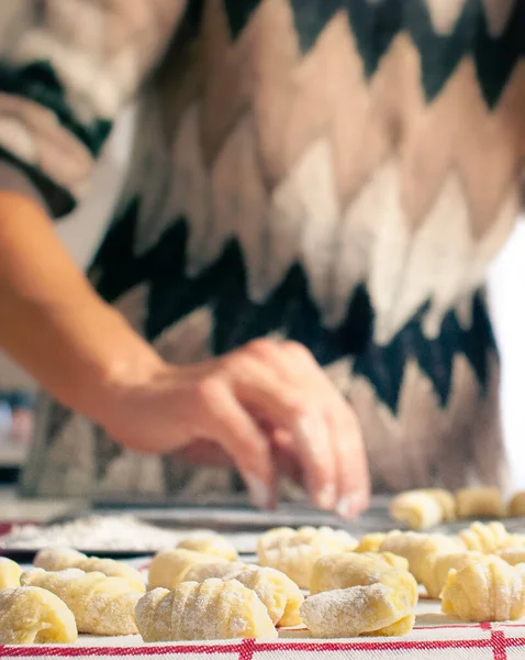 Egy Krumpli Gnocchi Rendez Asztalon Miután Felvágta Őket — Stock Fotó