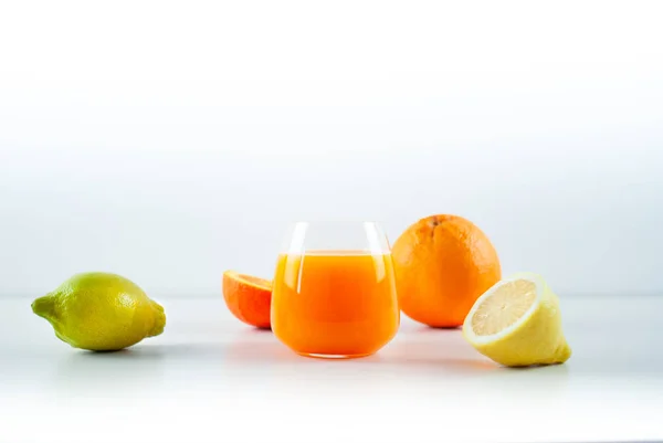 Üveg Frissen Facsart Citrusfélékből Citrusfélékkel Mint Narancs Citrom Előtérben Háttérben — Stock Fotó