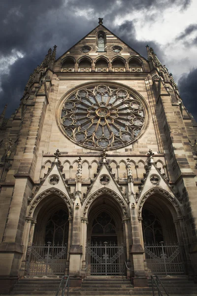 Strašidelné kostel s dramatická obloha — Stock fotografie