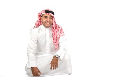 Arap adam oturuyor