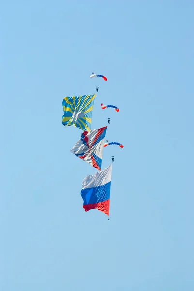 Skydivers com bandeiras — Fotografia de Stock