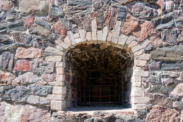 Fenster in Steinmauer — Stockfoto