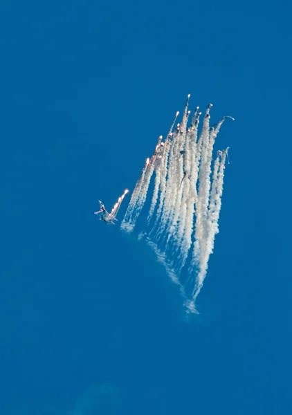 Le chasseur Su-27 salue avec des fusées éclairantes — Photo