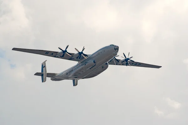 Тяжелый транспортный самолет Ан-22 "Петух" — стоковое фото