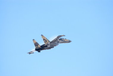 birden su-35 savaş uçağı