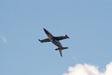 ters uçuş l-39 jet gösterir