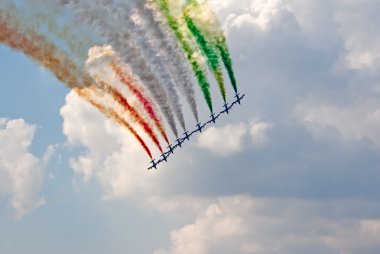 399 MB uçaklar frecce tricolori ekibinden