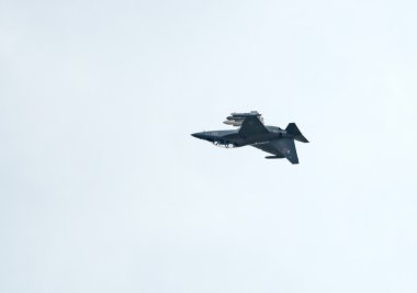 yak-130 jet ters uçuş gösterir