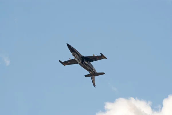 L-39 jet demonstra voo invertido — Fotografia de Stock