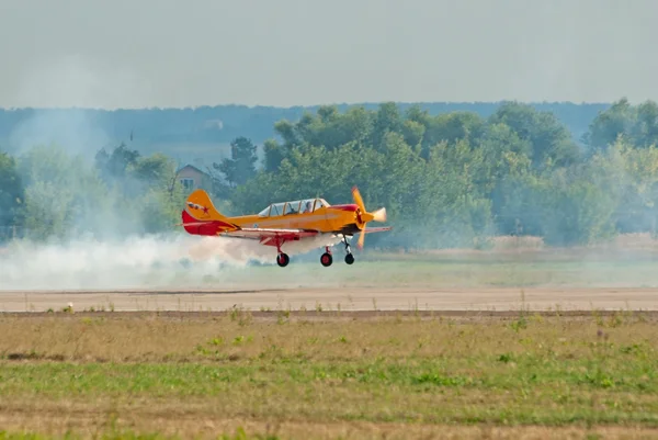 Yak-52 plane lands — Stock Photo, Image