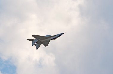 MiG-29 savaş uçağı ters uçuş gösterir