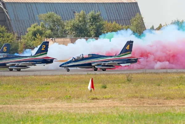 MB-399 от команды Frecce Tricolori производит дым перед взлетом — стоковое фото