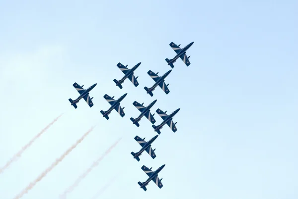 MB-399 vliegtuigen uit frecce tricolori weergeven team — Stockfoto