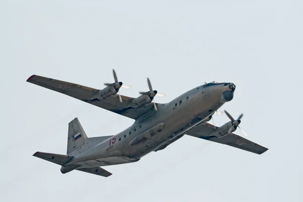 Militärisches Transportflugzeug an-12 — Stockfoto