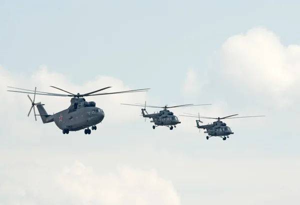 Mi-26 and two Mi-8 helicopters fly in formation — Stock Photo, Image