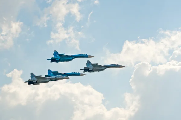 Su-27 fighter jets fly in formation — Stock Photo, Image