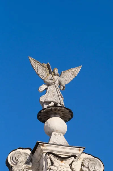 Статуя ангела на церкви — стоковое фото