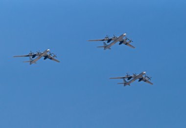 tu-95 bombardıman oluşumunda fly