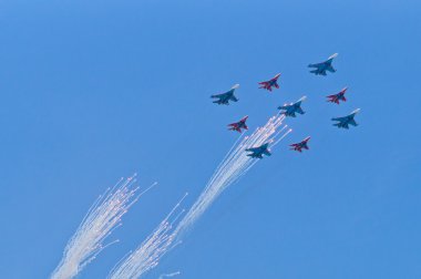 Rus vityazi ve strizhi takım salute fişekleri ile görüntüleme