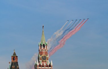 su-25 uçakları Rus bayrağı kremlin üzerinde boya.