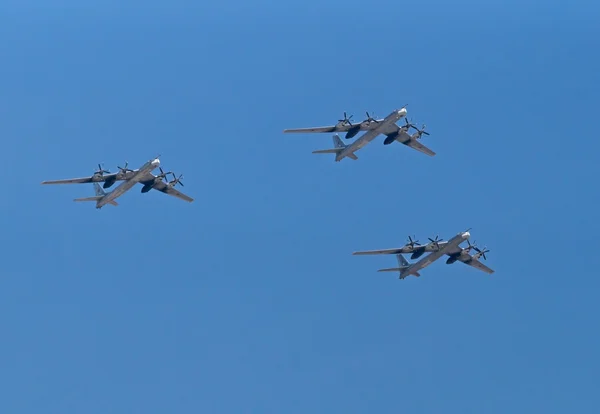 Tu-95 bommenwerpers vliegen in formatie — Stockfoto