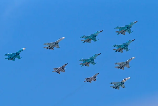 Mixed formation of MiG and Su fighters — Stock Photo, Image