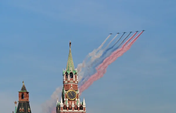 Самолеты Су-25 рисуют российский флаг над Кремлем — стоковое фото