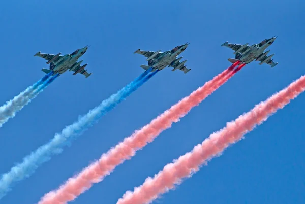 Aviões Su-25 voam com trilhas de fumaça — Fotografia de Stock