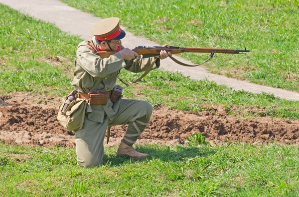 Soldier shoots — Stock Photo, Image