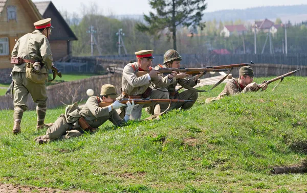 Солдаты защищают позиции — стоковое фото