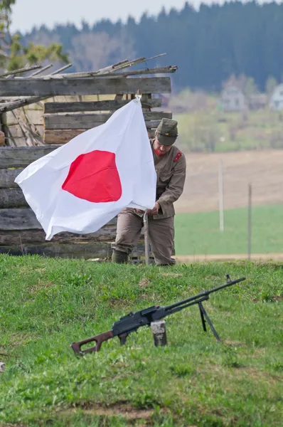 Soldat hisst japanische Flagge — Stockfoto