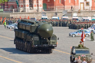Topol-M (Ss-27 Orak) mobil ICBM başlatıcısı