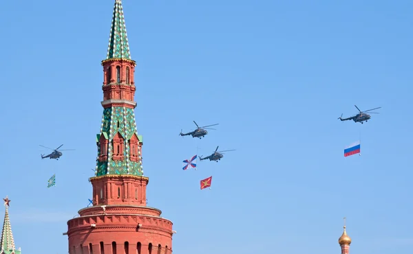 Mi-8 helikopters met vlaggen vliegen over kremlin — Stockfoto