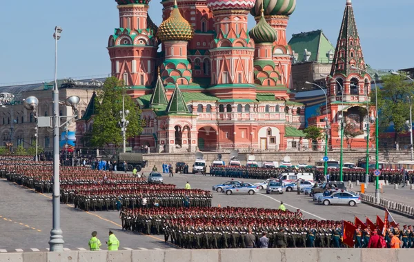 Russian Army infantry formations march through Vasilyevsky descend — Stock Photo, Image