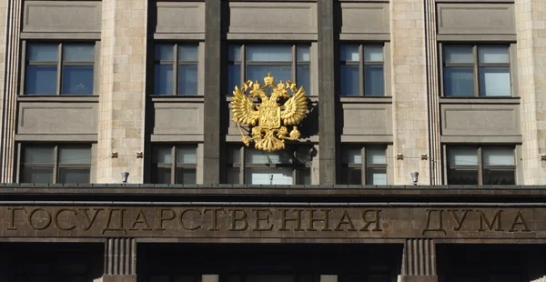 The double-headed eagle on the building of the State Duma. Moscow — Stock Photo, Image